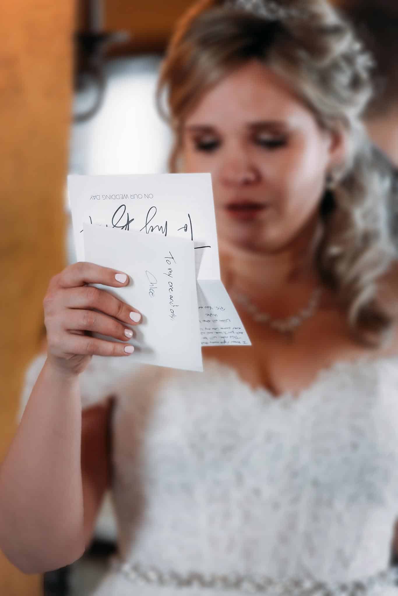 Fort Wayne Wedding Photographer, bride reading note from groom